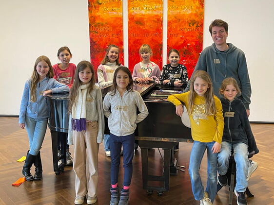 Der Kinderchor mit seinem Dirigenten Florentin hatte viel Spaß beim Singen.