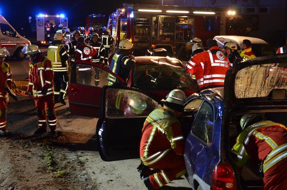 Blaulicht an der Obsthalle – geübt wird der interkommunale Einsatz bei einem Verkehrsunfall.